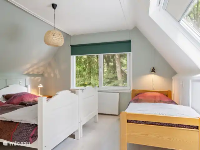 'Het Tegenlicht' un lieu unique | Pays-Bas, Drenthe, Norg - maison de vacances Du salon, vous montez à l’étage où se trouvent 2 chambres.
L’une avec trois lits simples.