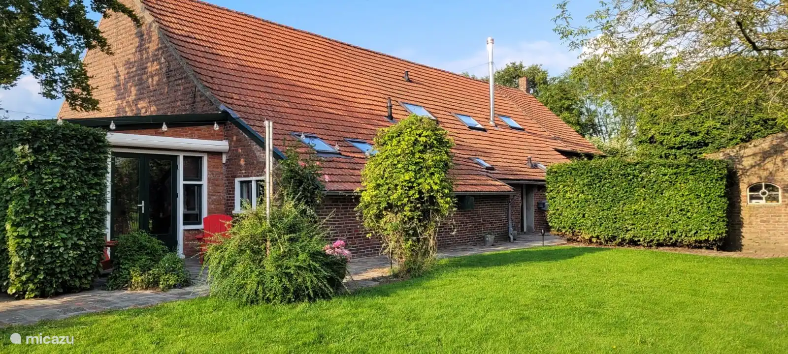 vue latérale de notre ferme avec notre « Huuske » à l’arrière 