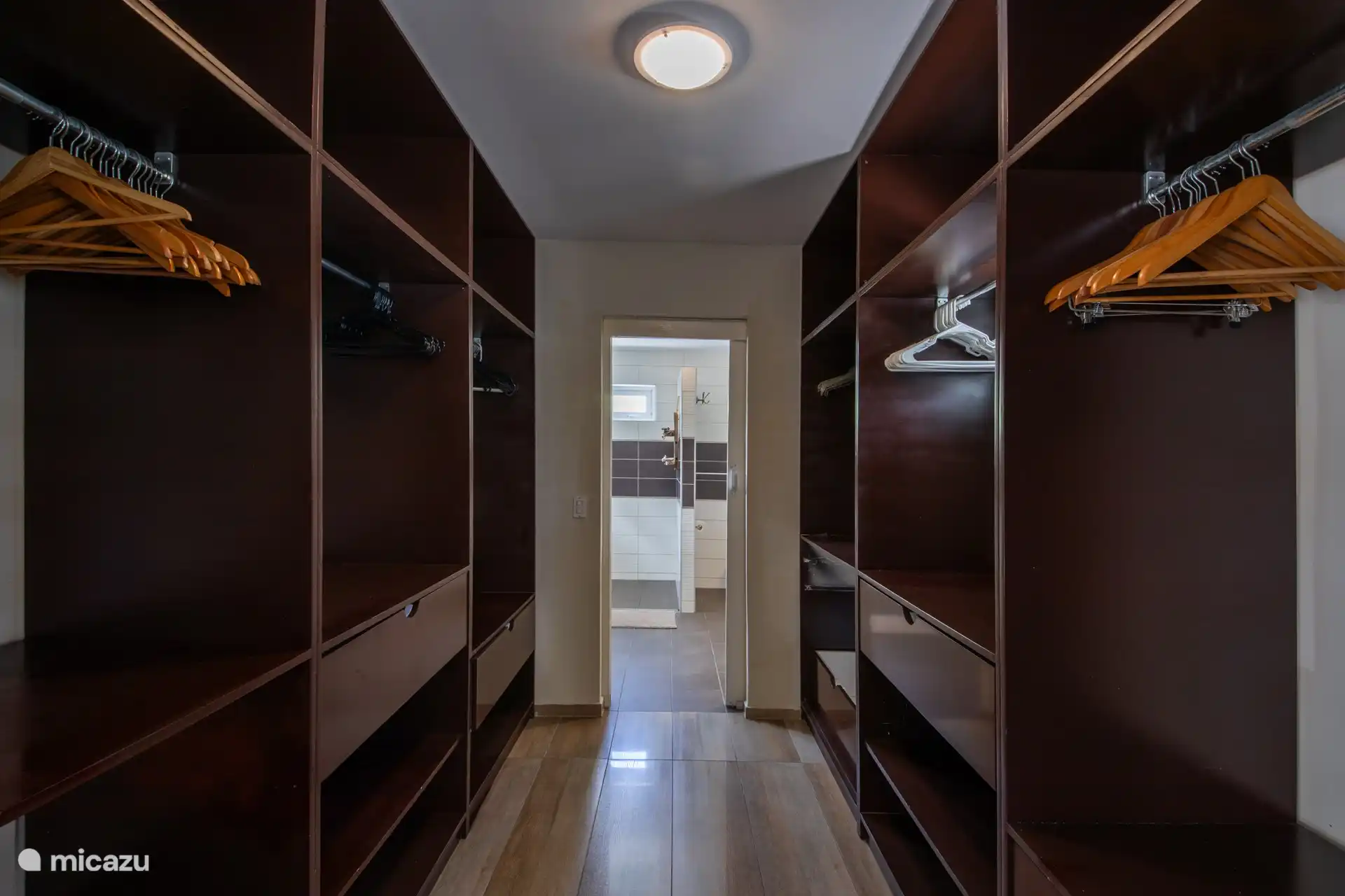 Inloopkast master bedroom 