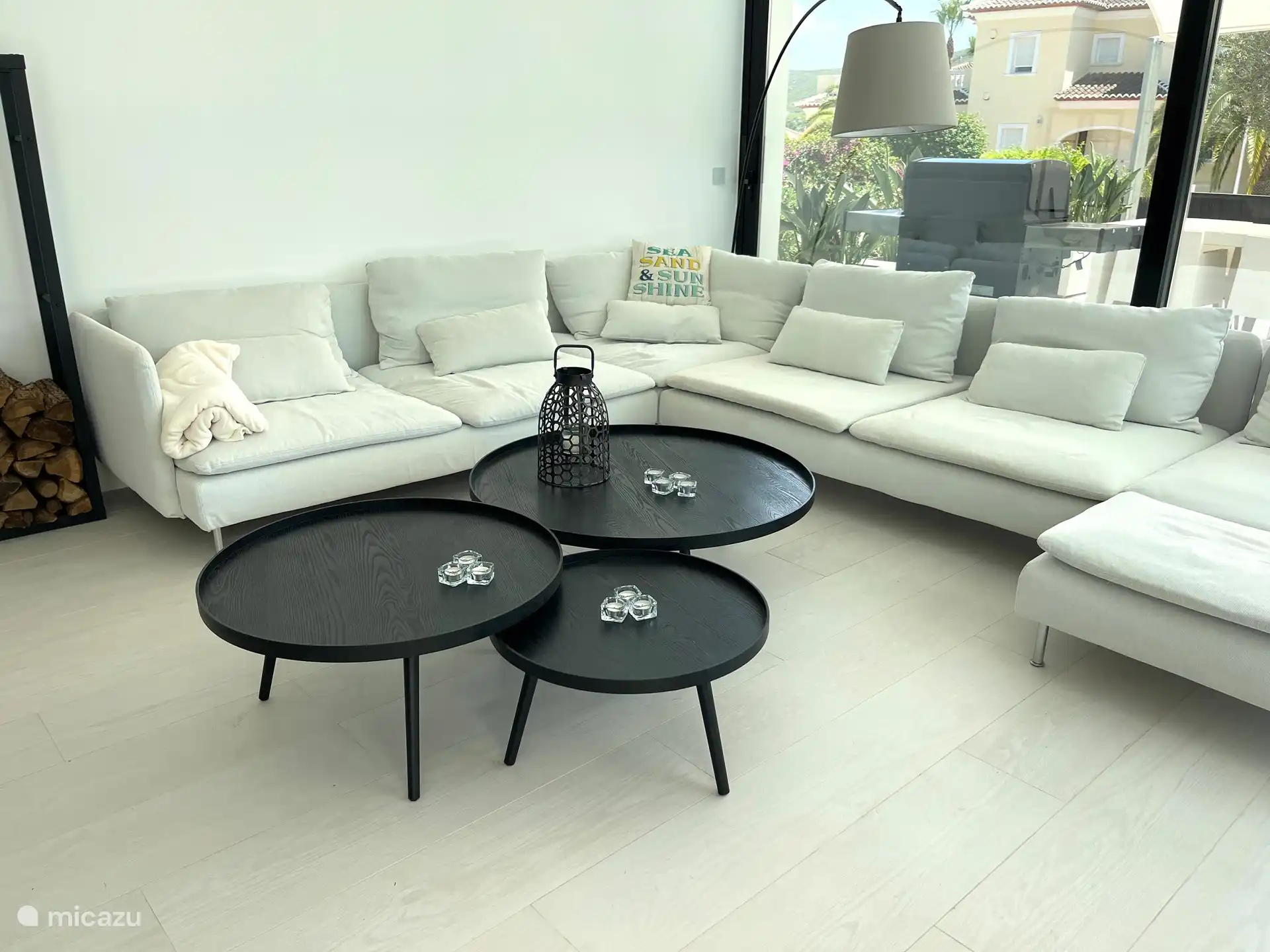 Grand canapé d’angle lumineux pour 6 personnes dans le salon