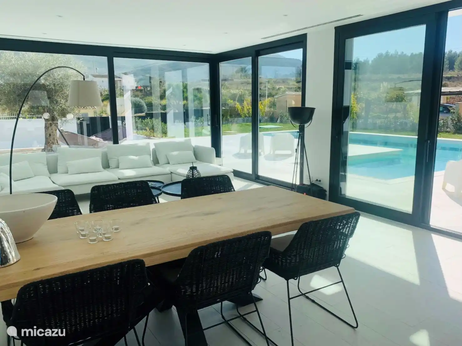 Le salon et la cuisine ouverte ont des portes coulissantes tout autour avec vue sur la terrasse et la piscine. 