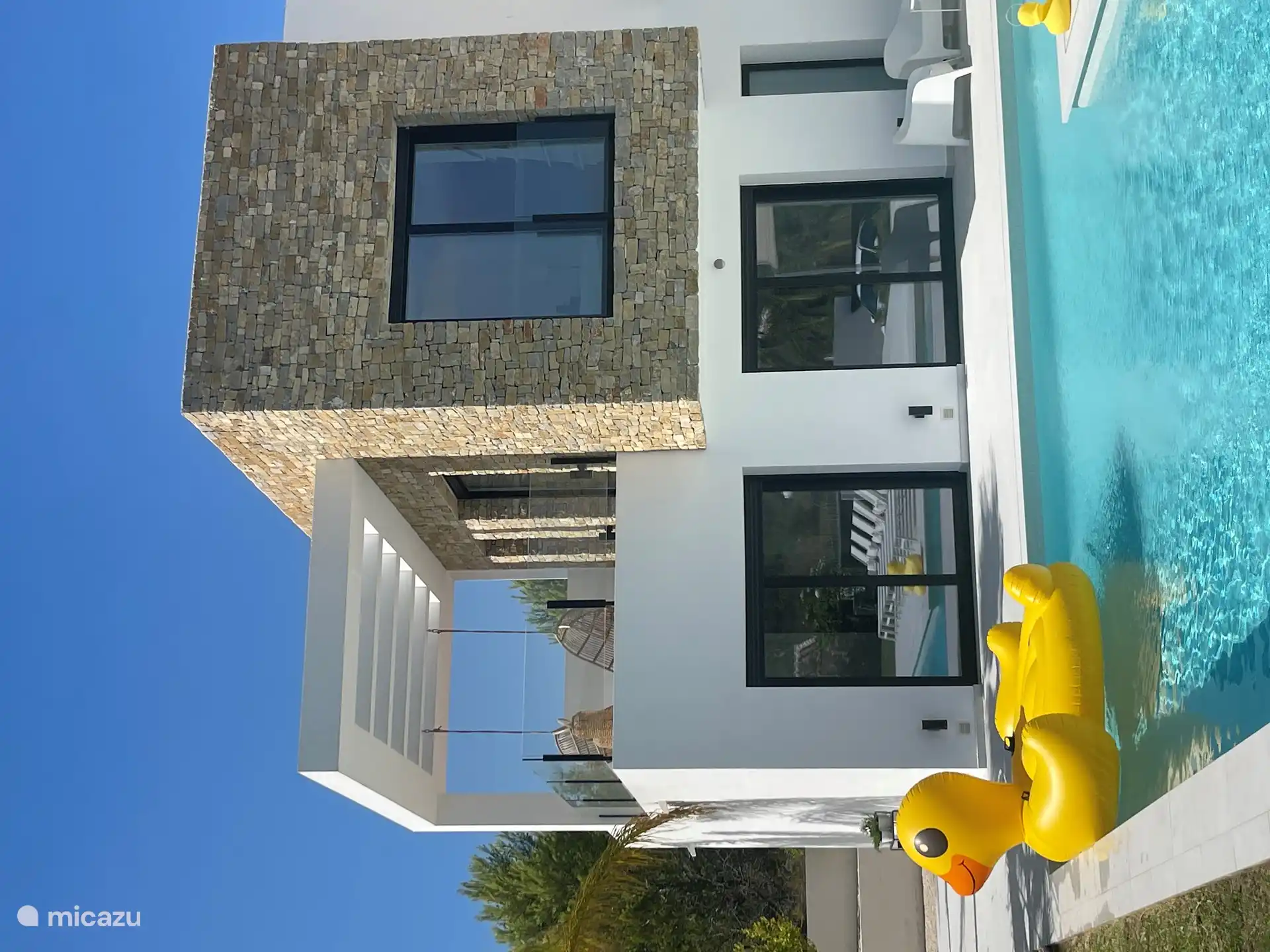 2 chambres au 1er étage, chacune avec un grand balcon