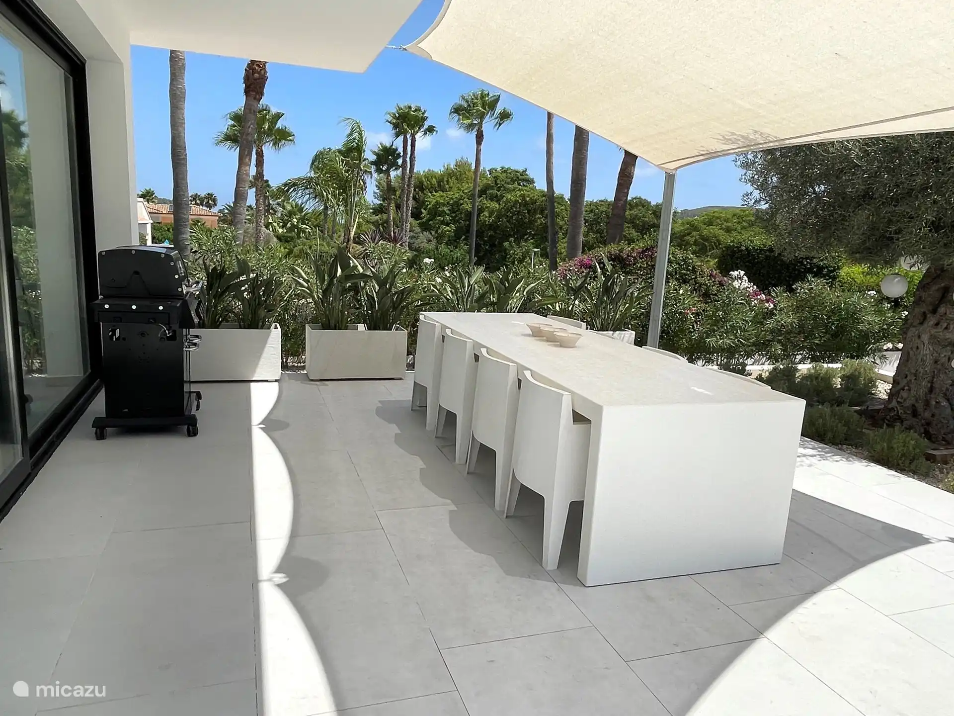 Grande table à manger extérieure avec BBQ