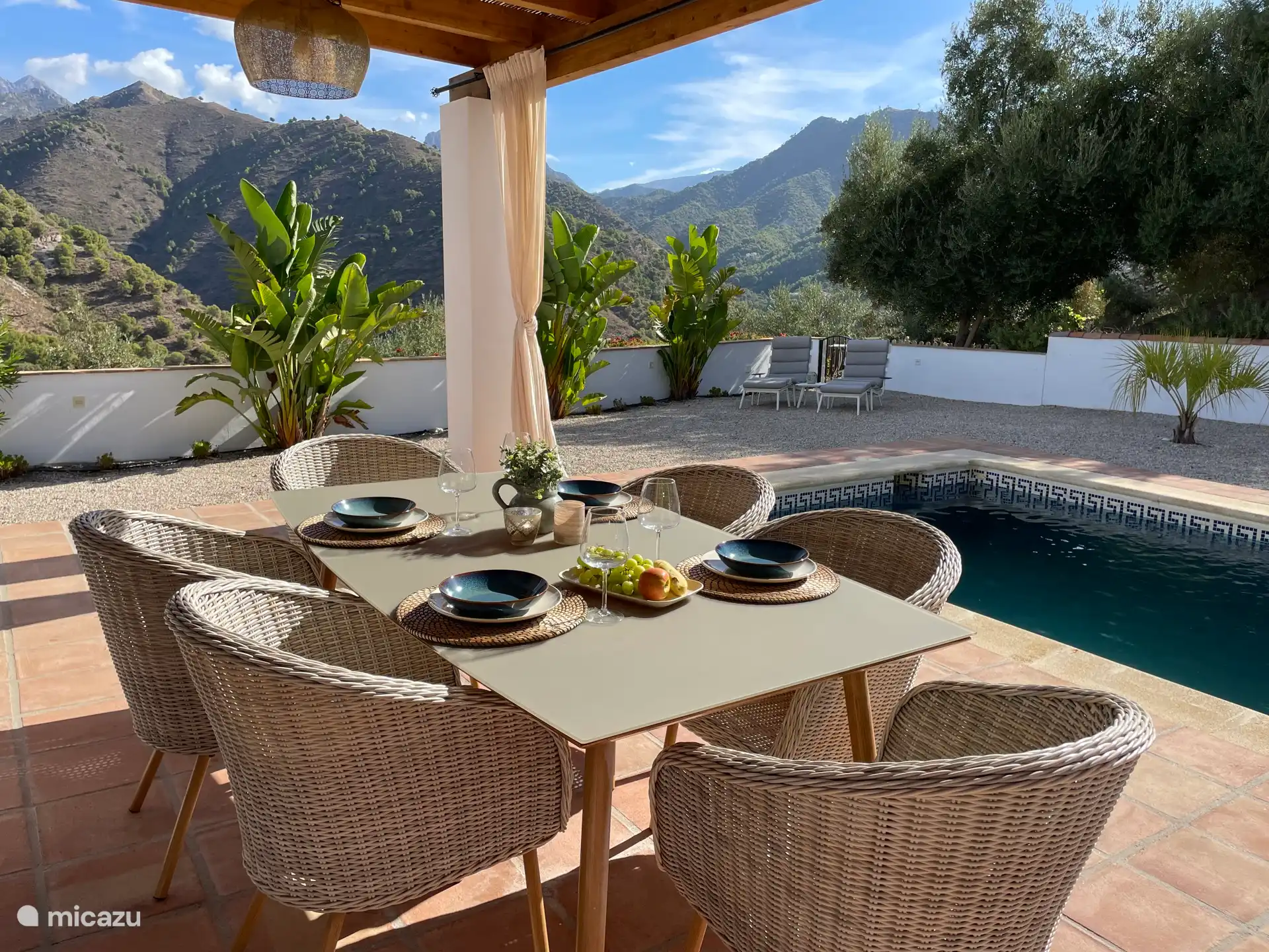 Eethoek onder veranda met uitzicht