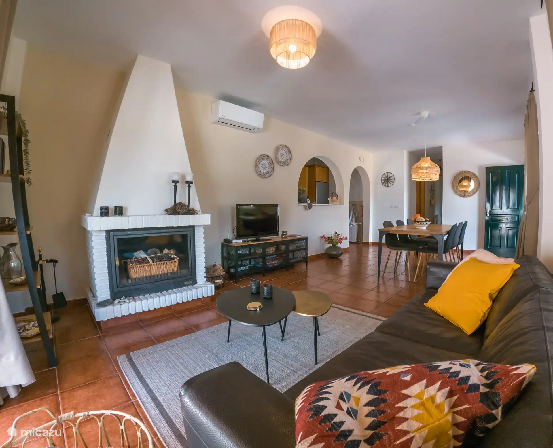 Le coin salon est décoré avec beaucoup de goût et équipé d’un poêle à bois, d’une télévision avec connexions HDMI. Google Chromecast et une connexion Wi-Fi gratuite sont disponibles.
Il s’agit d’un salon avec beaucoup de lumière, une température bien régulée avec la climatisation, dispose d’une porte coulissante donnant sur la piscine et le butin