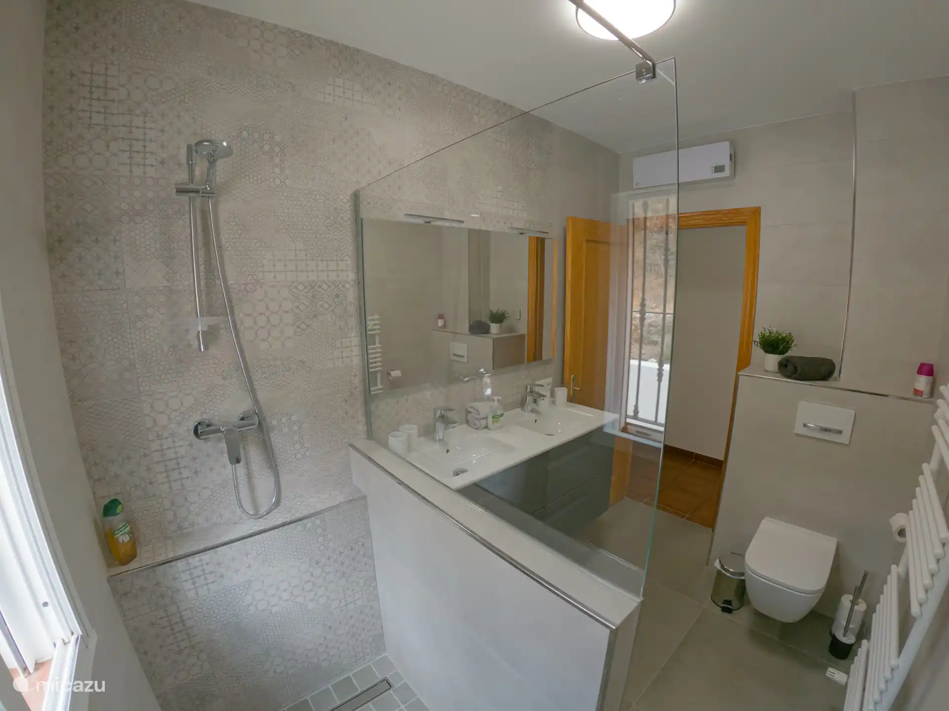 La chambre principale dispose d’une salle de douche attenante, moderne et élégante récemment rénovée. Il y a aussi une salle de douche familiale qui a également été aménagée selon des normes élevées cette saison.