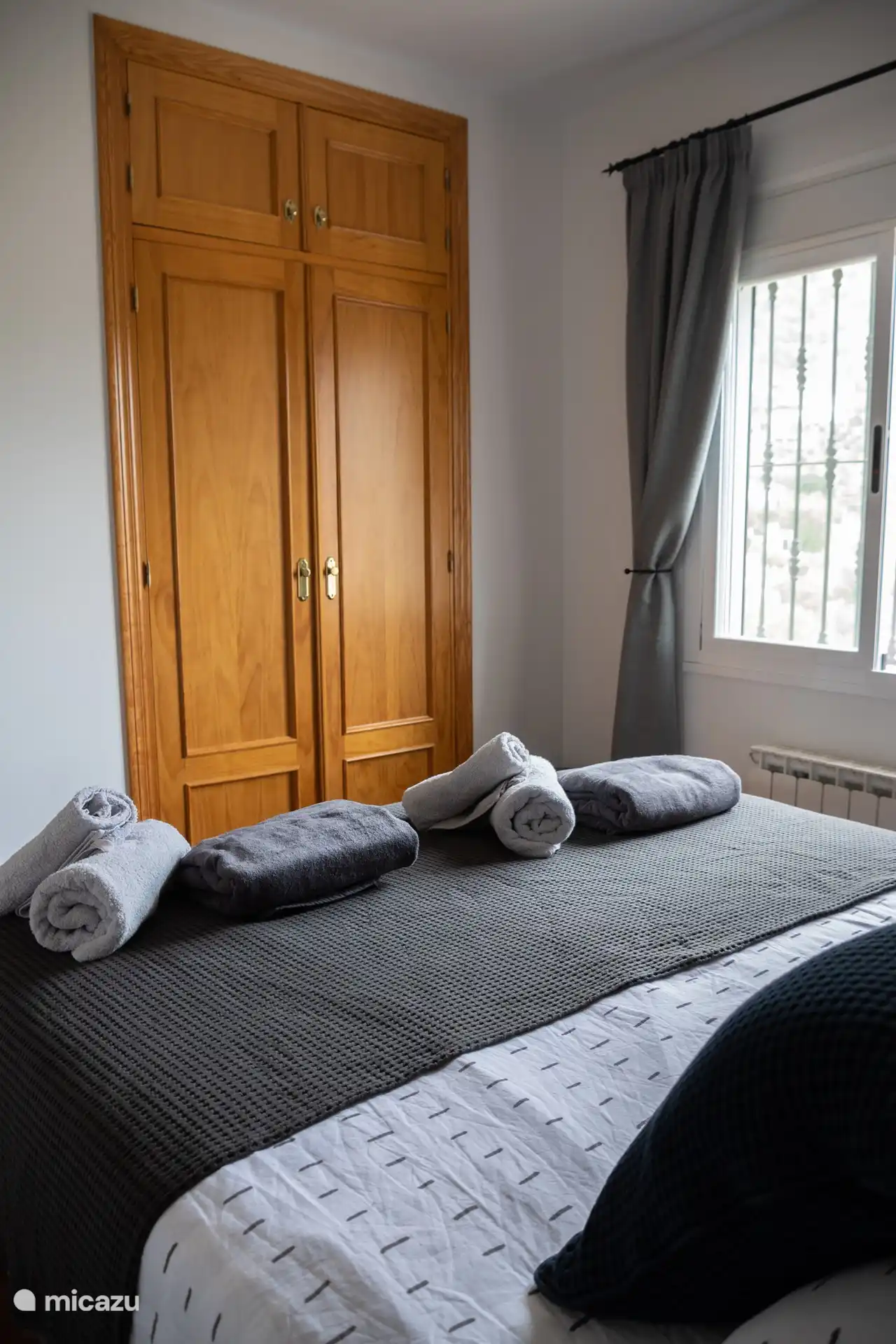 La chambre 2 avec vue dispose d’un lit king size, d’armoires encastrées et d’un ventilateur de plafond. 