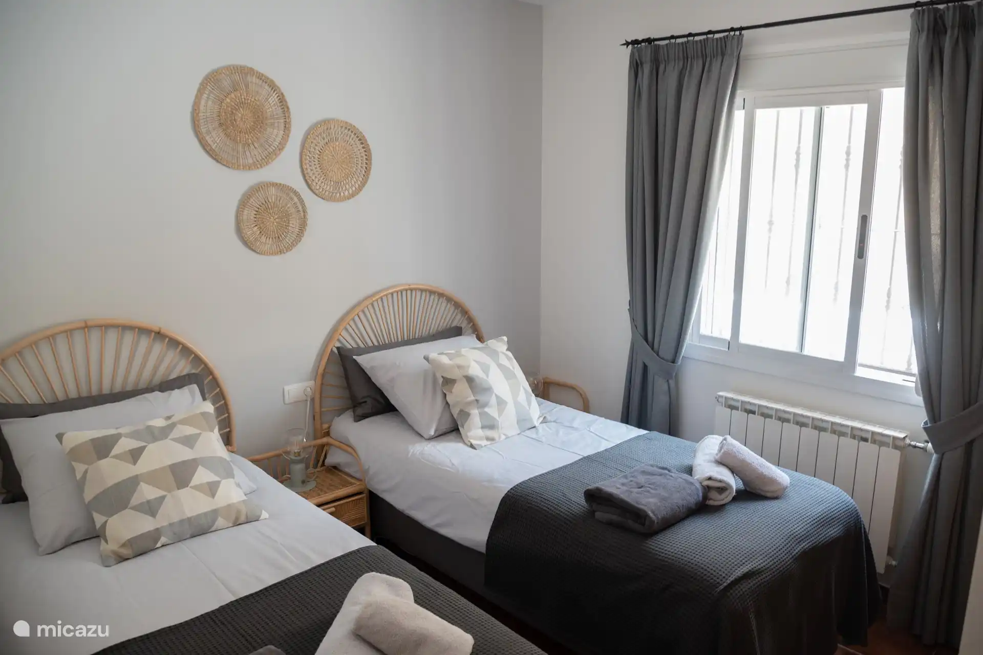 La chambre 3 est complète avec deux lits simples, des armoires encastrées et un ventilateur de plafond.