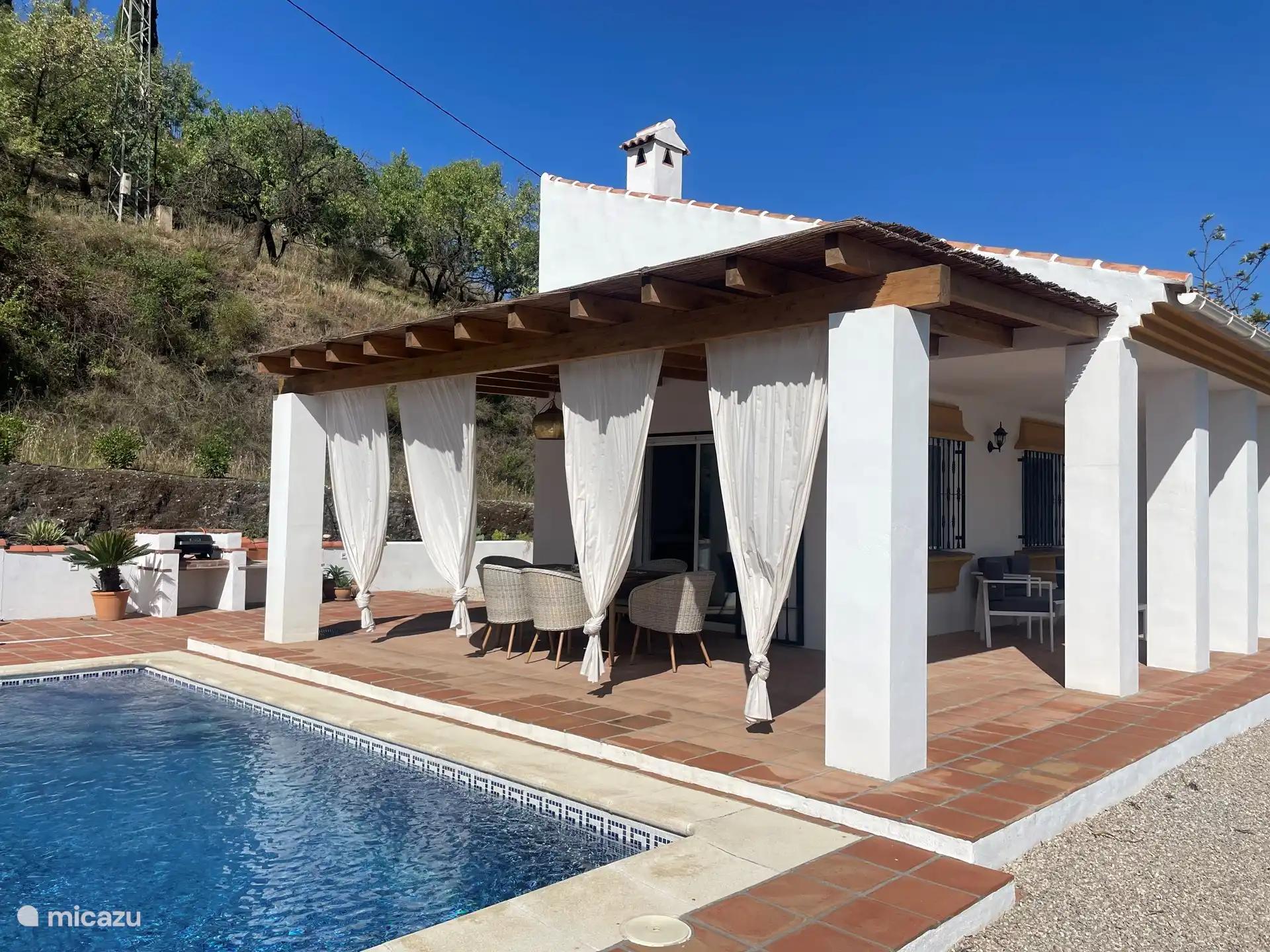 La terrasse de la piscine comprend une cuisine extérieure avec barbecue à gaz et un coin repas ombragé. Une fois que vous l’aurez vu, vous ne voudrez plus partir ! Il s’agit d’un espace privé et abrité qui n’est pas partagé avec d’autres, parfait pour bronzer.