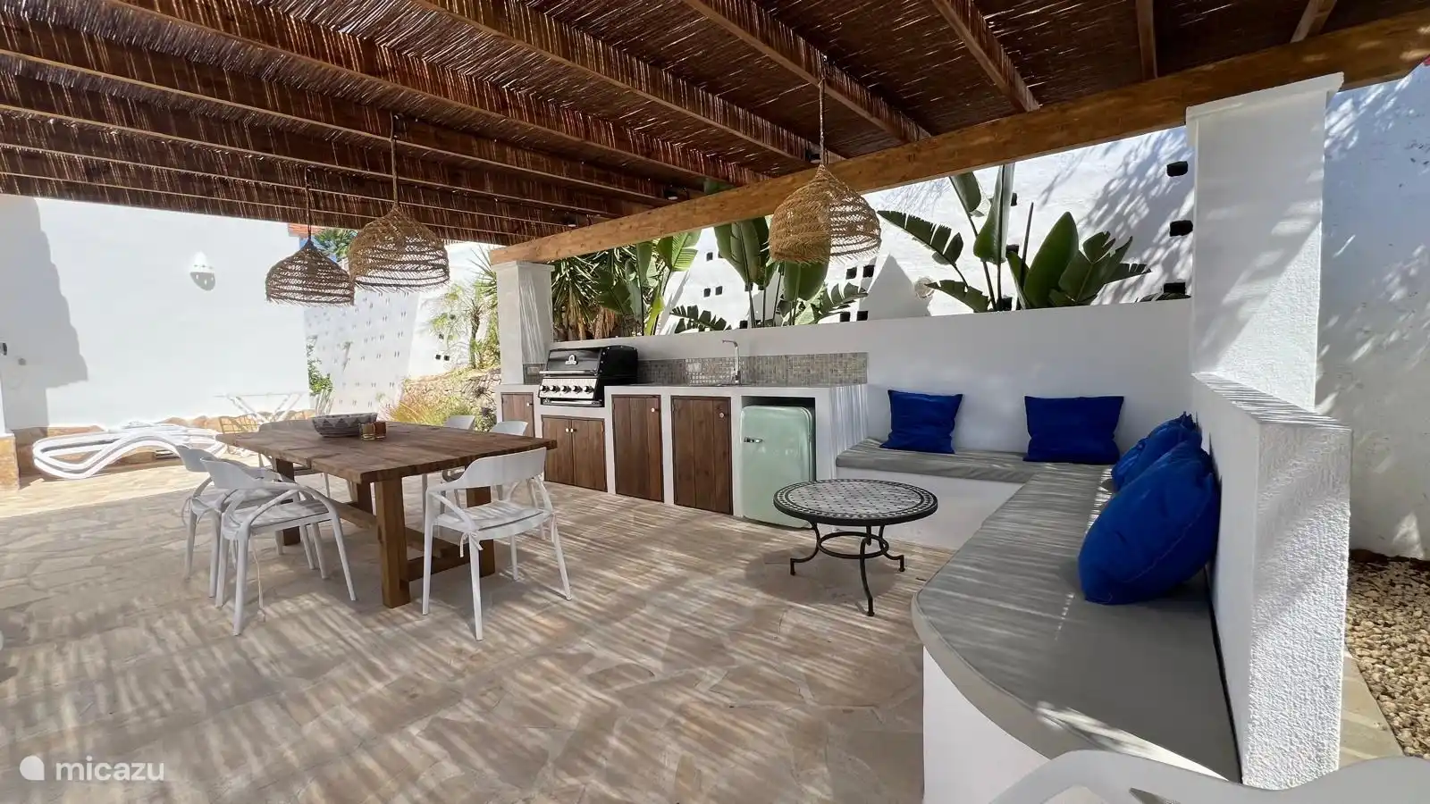 Au&#223;enk&#252;che ausgestattet mit Grill / K&#252;hlschrank / Bank