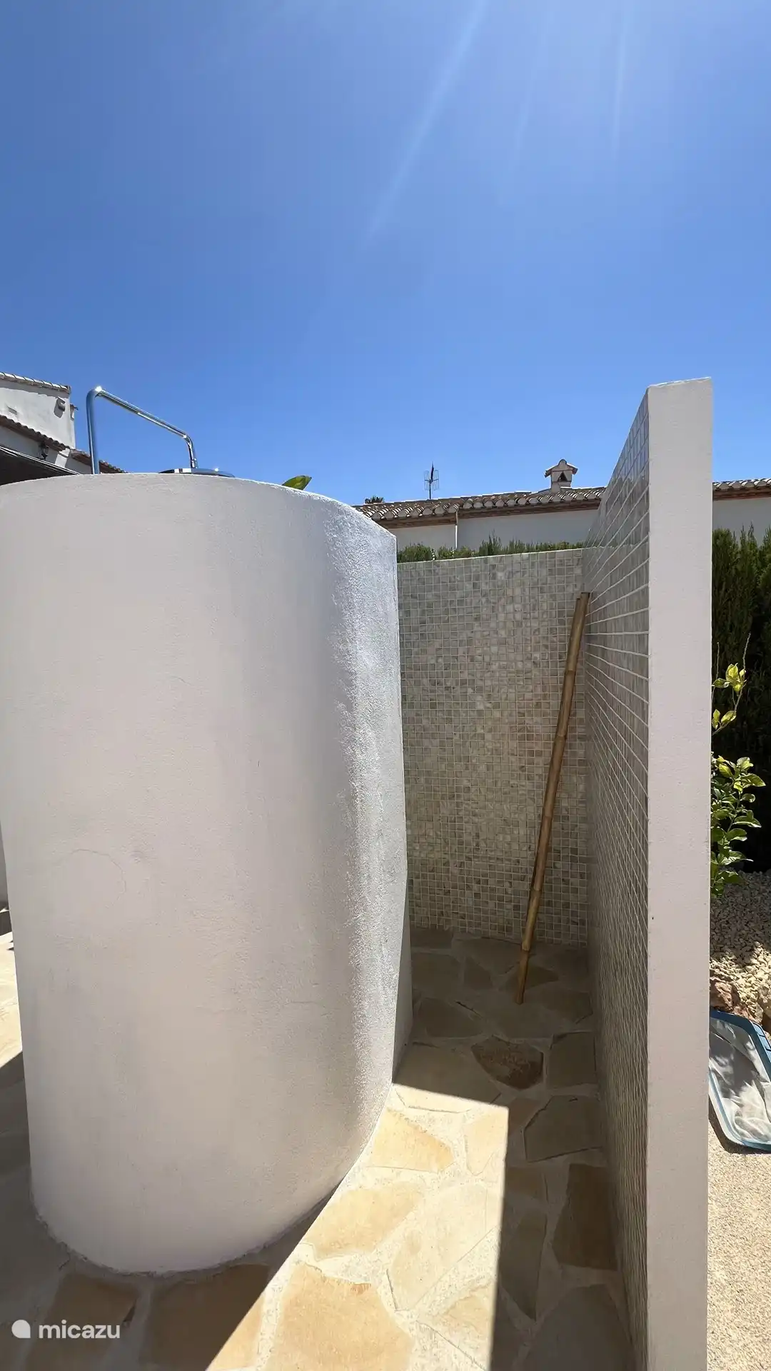 sehr ger&#228;umige Au&#223;endusche (Warmwasser mit Boiler)