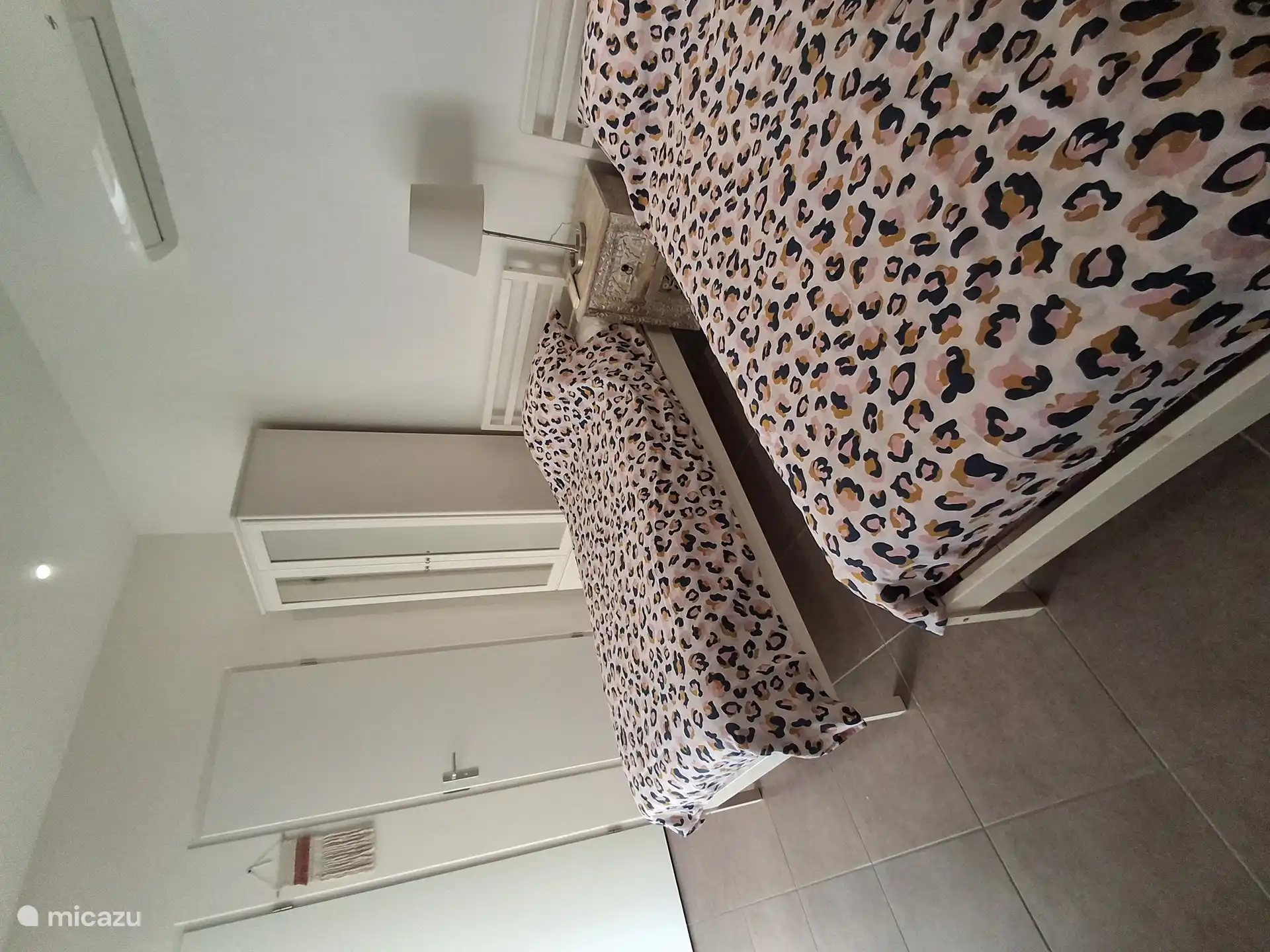 La première chambre avec possibilité de deux lits jumeaux.