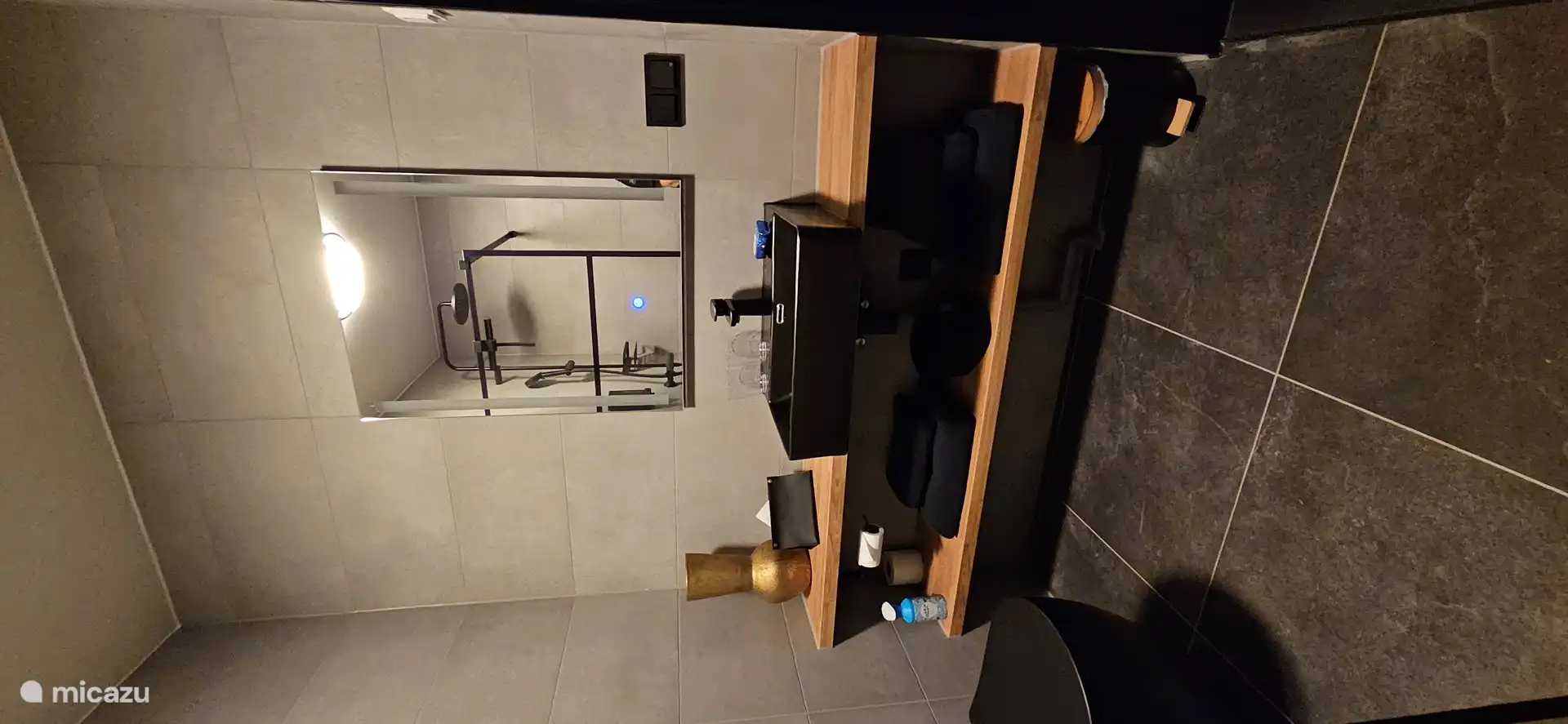 Badezimmer mit Dusche, WC und Waschbecken.
Shampoo und Seife sowie ein Haartrockner stehen zur Verfügung. 