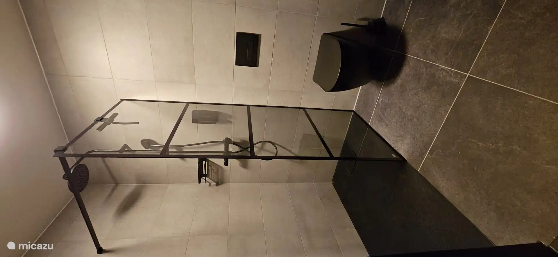 Badezimmer mit Dusche, WC und Waschbecken.
Shampoo und Seife sowie ein Haartrockner stehen zur Verfügung. 