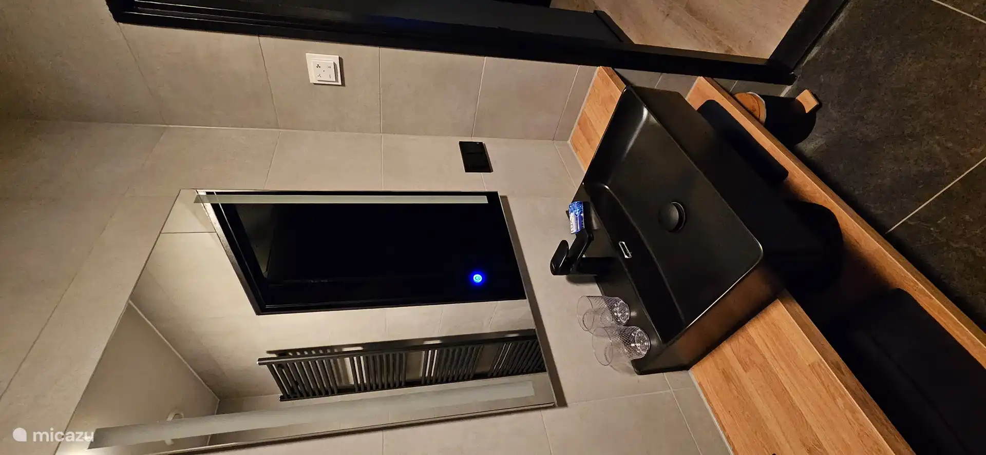 Badezimmer mit Dusche, WC und Waschbecken.
Shampoo und Seife sowie ein Haartrockner stehen zur Verfügung. 