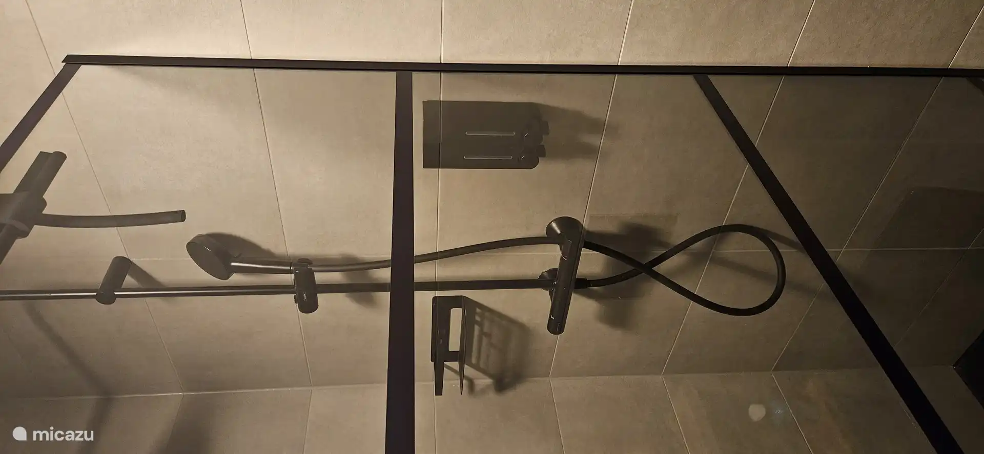 Badezimmer mit Dusche, WC und Waschbecken.
Shampoo und Seife sowie ein Haartrockner stehen zur Verfügung. 