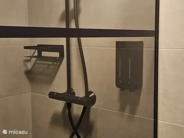 Casa Viva La Vida en Países Bajos, Holanda Meridional, Noordwijkerhout - casa vacacional Cuarto de baño con ducha, inodoro y lavabo.
Champú y jabón disponibles, así como un secador de pelo.