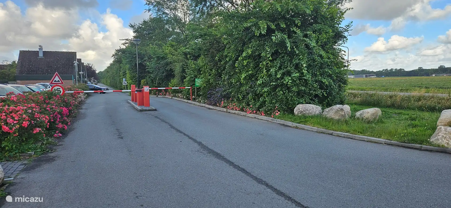 Zugang zum Park und Parkplatz