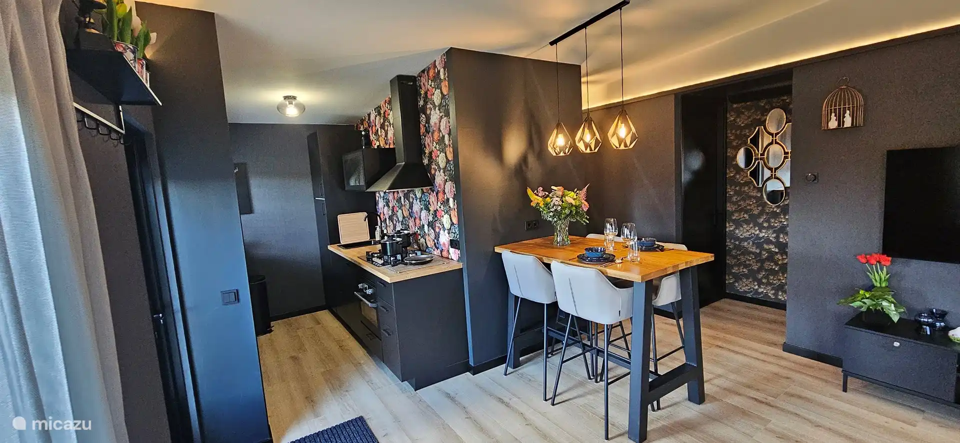 Voll ausgestattete Küche mit Kühlschrank, Geschirrspüler, Herd, Backofen/Mikrowelle, Kaffee und Tee. Geschirr, Gläser und Küchenutensilien für 4 Personen.