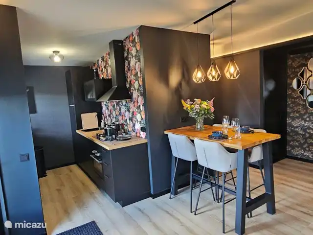 Casa Viva La Vida en Países Bajos, Holanda Meridional, Noordwijkerhout - casa vacacional Cocina totalmente equipada con nevera, lavavajillas, estufa, horno / microondas, café y té. Vajilla, cristalería y utensilios de cocina para 4 personas.