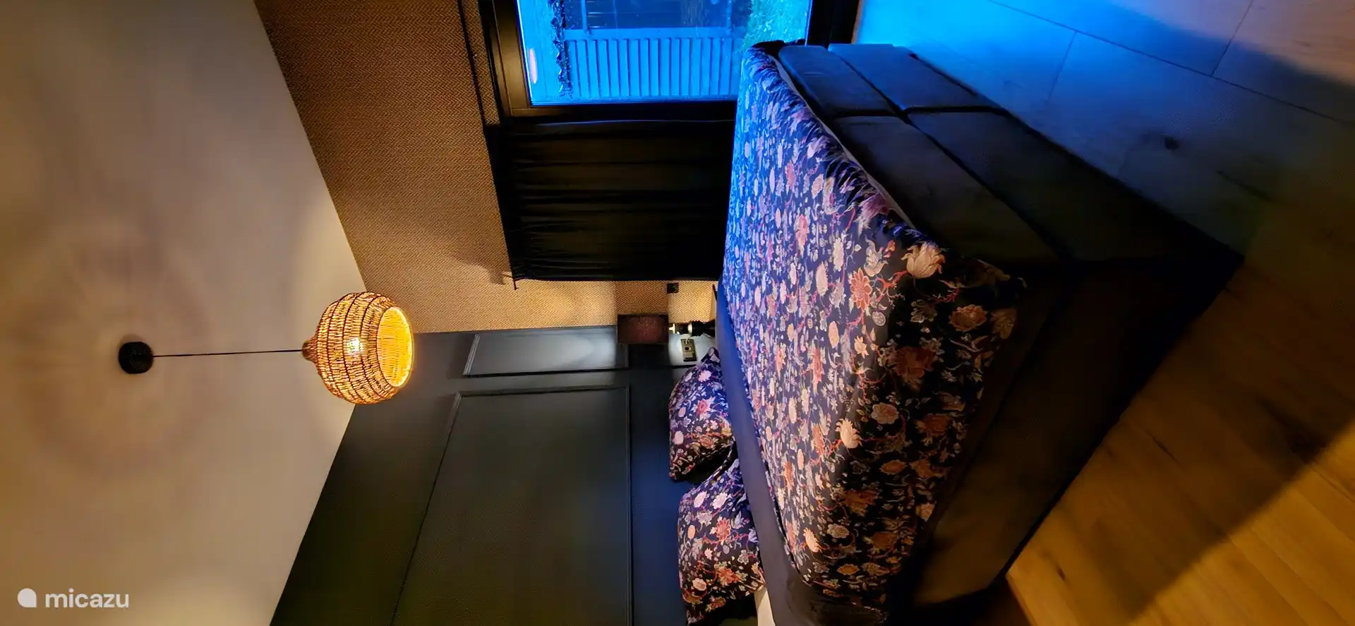 Hauptschlafzimmer mit hochwertigem Boxspringbett 180x200.