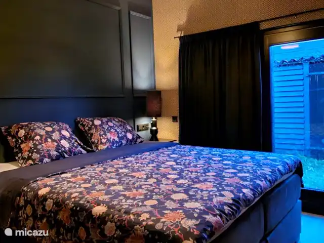 Casa Viva La Vida en Países Bajos, Holanda Meridional, Noordwijkerhout - casa vacacional Dormitorio principal con cama Boxspring de alta calidad 180x200.