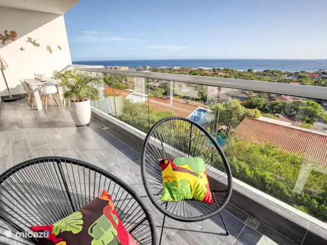 Location de Vacances Curaçao, Curaçao-Centre, Willemstad, appartement - Magna Vista : climatisation complète, piscine, salle de sport Grand balcon avec coin repas et coin salon