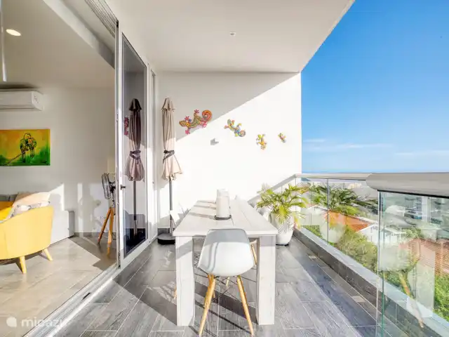 Location de Vacances Curaçao, Curaçao-Centre, Willemstad, appartement - Magna Vista : climatisation complète, piscine, salle de sport L’ouverture des portes du sol au plafond permet d’étendre le salon vers l’extérieur