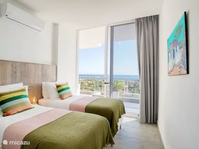 Location de Vacances Curaçao, Curaçao-Centre, Willemstad, appartement - Magna Vista : climatisation complète, piscine, salle de sport Deuxième chambre avec sommier tapissier queen-size ou lits jumeaux