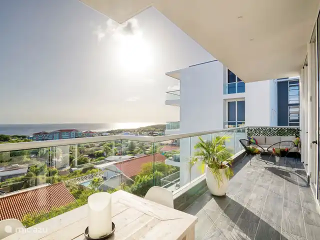 Location de Vacances Curaçao, Curaçao-Centre, Willemstad, appartement - Magna Vista : climatisation complète, piscine, salle de sport Salle à manger sur le balcon