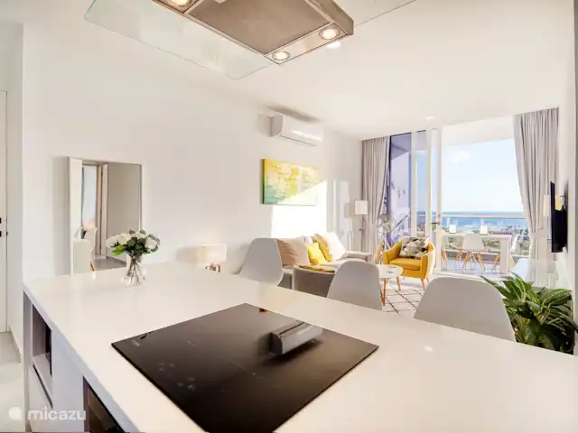 Location de Vacances Curaçao, Curaçao-Centre, Willemstad, appartement - Magna Vista : climatisation complète, piscine, salle de sport Cuisine ouverte et salon avec vue sur l’océan
