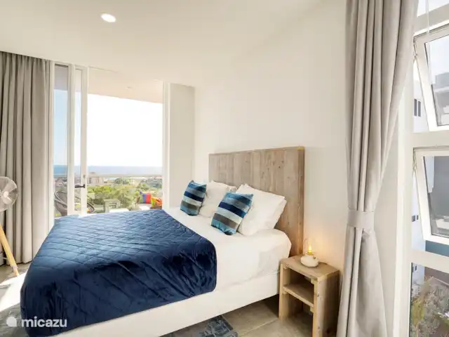 Location de Vacances Curaçao, Curaçao-Centre, Willemstad, appartement - Magna Vista : climatisation complète, piscine, salle de sport Chambre principale avec vue sur l’océan