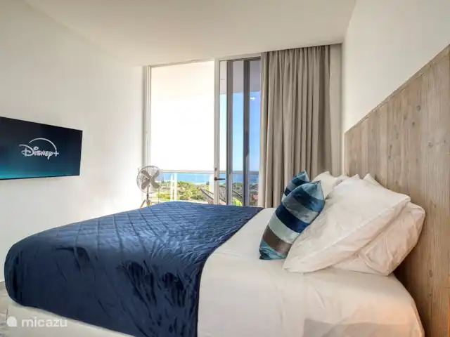 Location de Vacances Curaçao, Curaçao-Centre, Willemstad, appartement - Magna Vista : climatisation complète, piscine, salle de sport Chambre des maîtres avec TV (télévision par câble et chaînes de diffusion en continu telles que Netflix et Disney)