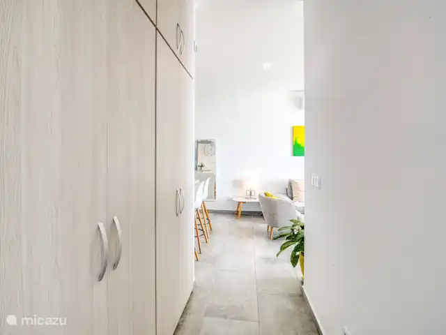 Location de Vacances Curaçao, Curaçao-Centre, Willemstad, appartement - Magna Vista : climatisation complète, piscine, salle de sport Salon et couloir