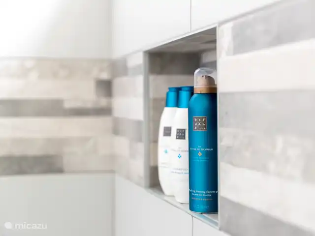 Location de Vacances Curaçao, Curaçao-Centre, Willemstad, appartement - Magna Vista : climatisation complète, piscine, salle de sport Nos salles de bains sont entièrement meublées avec du savon, du shampoing et des serviettes.