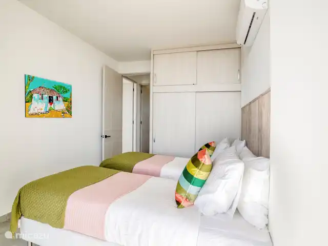 Location de Vacances Curaçao, Curaçao-Centre, Willemstad, appartement - Magna Vista : climatisation complète, piscine, salle de sport Deuxième chambre. Les lits jumeaux peuvent être réunis pour former un lit boxspring queen size