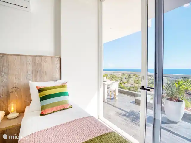 Location de Vacances Curaçao, Curaçao-Centre, Willemstad, appartement - Magna Vista : climatisation complète, piscine, salle de sport Deuxième chambre avec vue sur l’océan