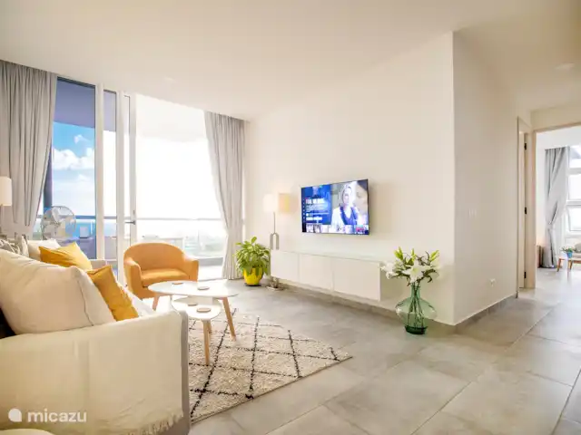 Location de Vacances Curaçao, Curaçao-Centre, Willemstad, appartement - Magna Vista : climatisation complète, piscine, salle de sport Salon lumineux et aéré avec vue sur l’océan