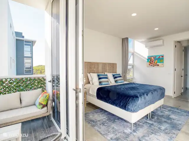 Location de Vacances Curaçao, Curaçao-Centre, Willemstad, appartement - Magna Vista : climatisation complète, piscine, salle de sport Chambre principale et balcon