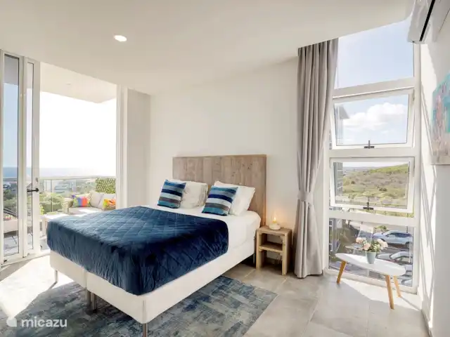 Location de Vacances Curaçao, Curaçao-Centre, Willemstad, appartement - Magna Vista : climatisation complète, piscine, salle de sport Chambre principale avec lit king-size à sommier tapissier, dressing et salle de bains privative