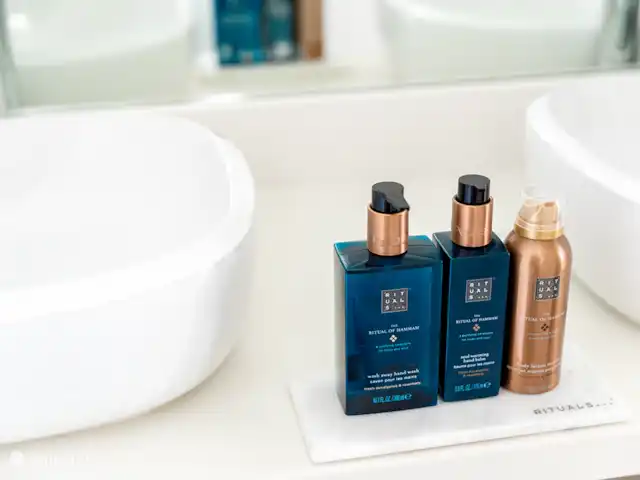 Location de Vacances Curaçao, Curaçao-Centre, Willemstad, appartement - Magna Vista : climatisation complète, piscine, salle de sport Pour une sensation de fraîcheur, laissez-vous tenter par un savon et une crème pour les mains parfumés Rituals.