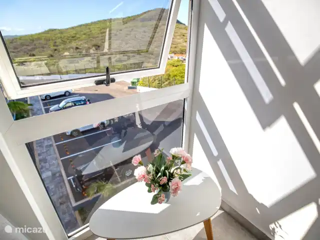 Location de Vacances Curaçao, Curaçao-Centre, Willemstad, appartement - Magna Vista : climatisation complète, piscine, salle de sport Chambre principale avec vue sur la montagne