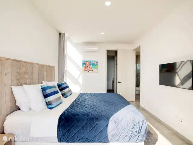 Location de Vacances Curaçao, Curaçao-Centre, Willemstad, appartement - Magna Vista : climatisation complète, piscine, salle de sport Chambre principale avec lit king-size confortable à sommier tapissier, dressing et salle de bains privative