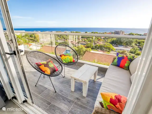 Location de Vacances Curaçao, Curaçao-Centre, Willemstad, appartement - Magna Vista : climatisation complète, piscine, salle de sport Balcon avec coin salon et vue sur l’océan