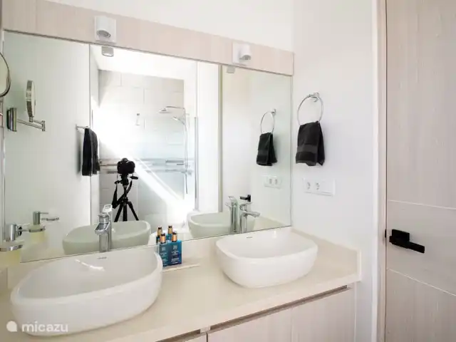 Location de Vacances Curaçao, Curaçao-Centre, Willemstad, appartement - Magna Vista : climatisation complète, piscine, salle de sport Salle de bain attenante à côté de la chambre principale