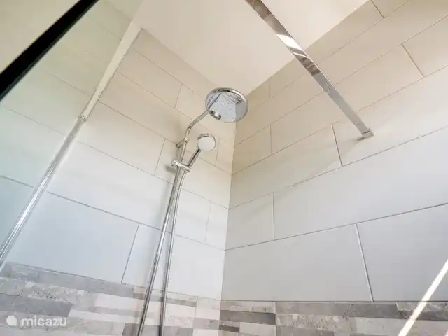 Location de Vacances Curaçao, Curaçao-Centre, Willemstad, appartement - Magna Vista : climatisation complète, piscine, salle de sport Salle de bain attenante à côté de la chambre principale