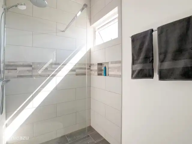 Location de Vacances Curaçao, Curaçao-Centre, Willemstad, appartement - Magna Vista : climatisation complète, piscine, salle de sport Salle de bain attenante à côté de la chambre principale