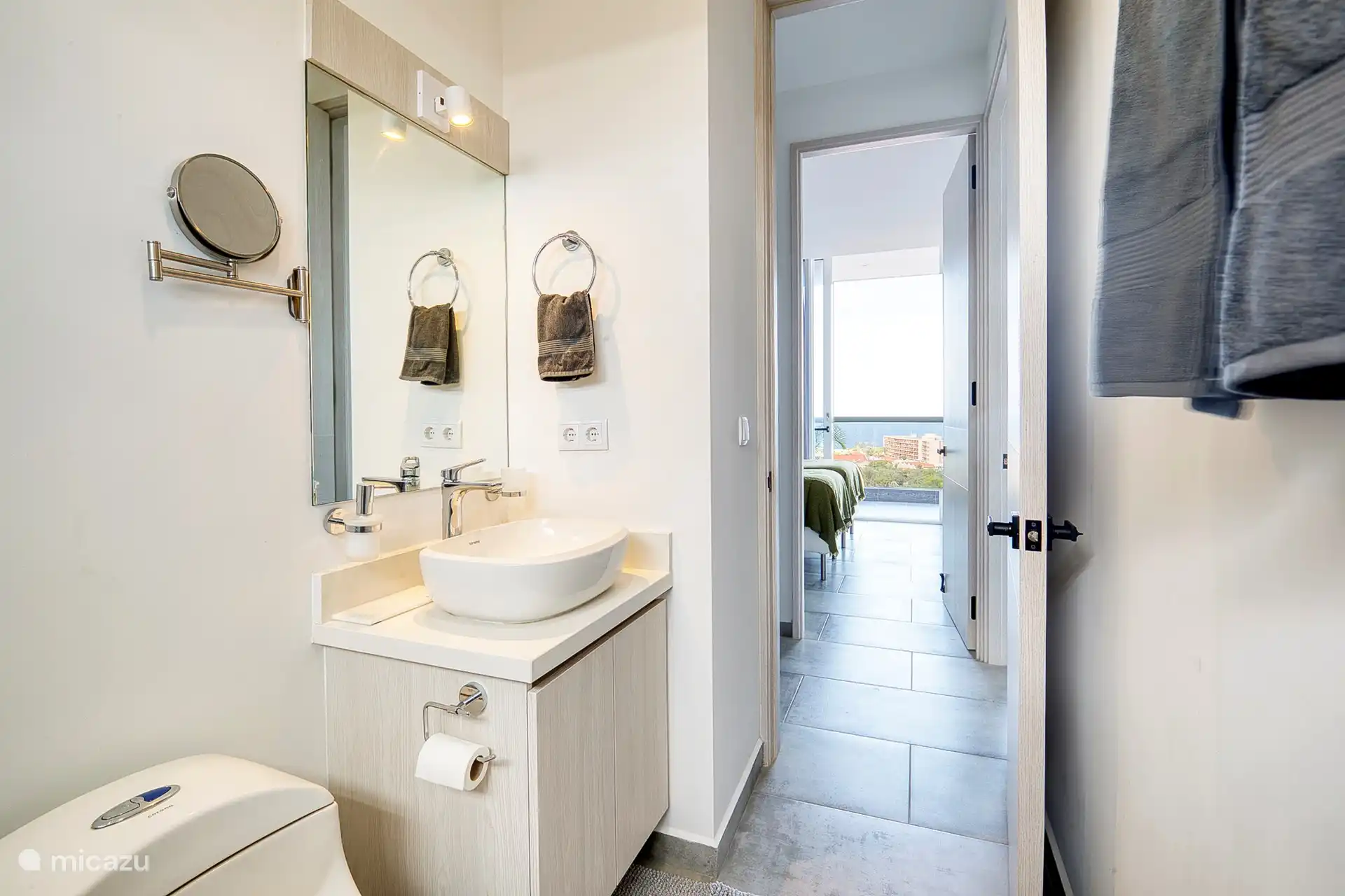 Bathroom next to the second bedroom