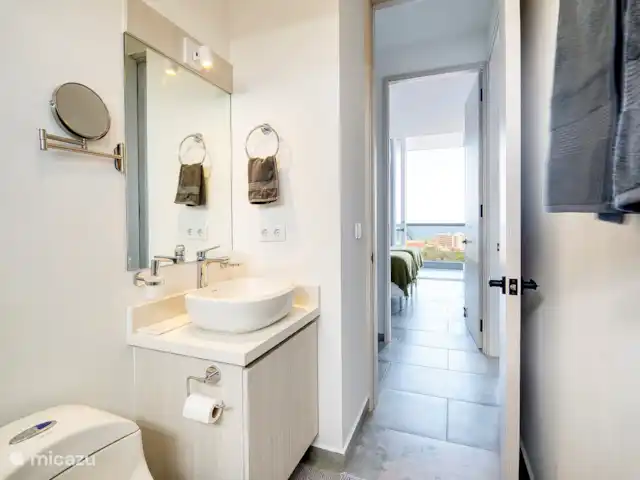 Location de Vacances Curaçao, Curaçao-Centre, Willemstad, appartement - Magna Vista : climatisation complète, piscine, salle de sport Salle de bain à côté de la deuxième chambre