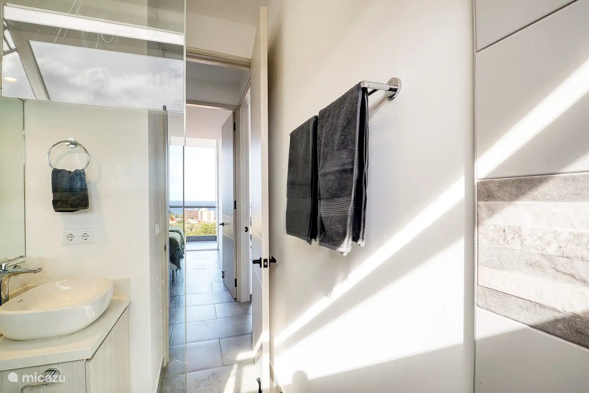 Bathroom next to the second bedroom